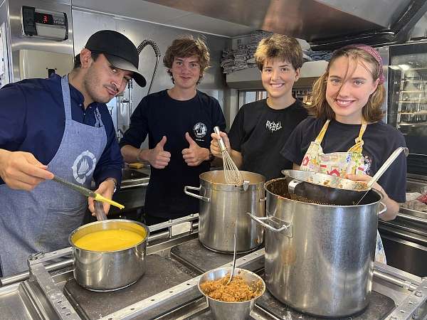  Vicente (Koch), Julius, Ana und Mia De geben alles in der Galley