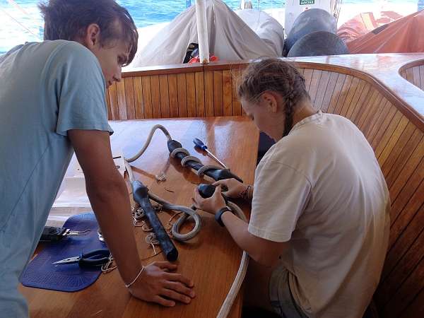 Unsere Schülerbosuns Jonah und Philine reparieren einen Kickingstrap