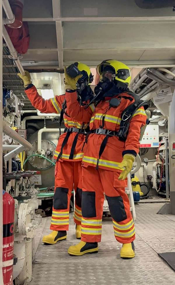 Finja und Jonah suchen im Engineroom nach dem Feuer