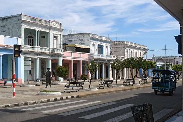 Bunte Häuser und Tuktuks