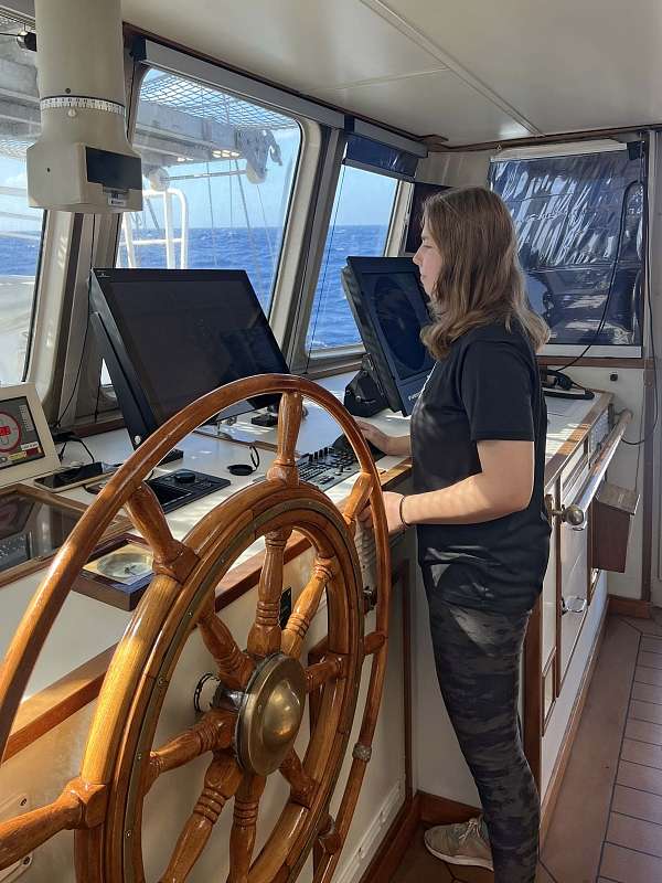 Finja checkt das ECDIS auf der Innerbridge