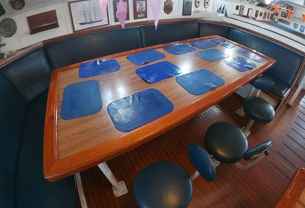 Mit Specklappen gedeckte Tische in der Messe