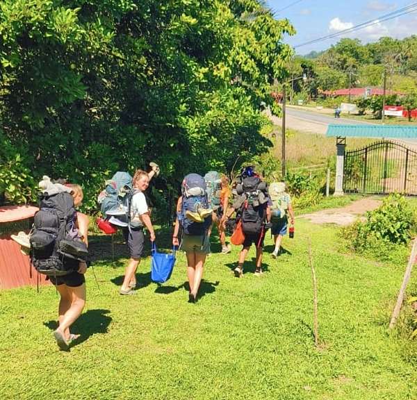 August und Lara beim Tragen, der NOCH vorhandenen Fresstüte
