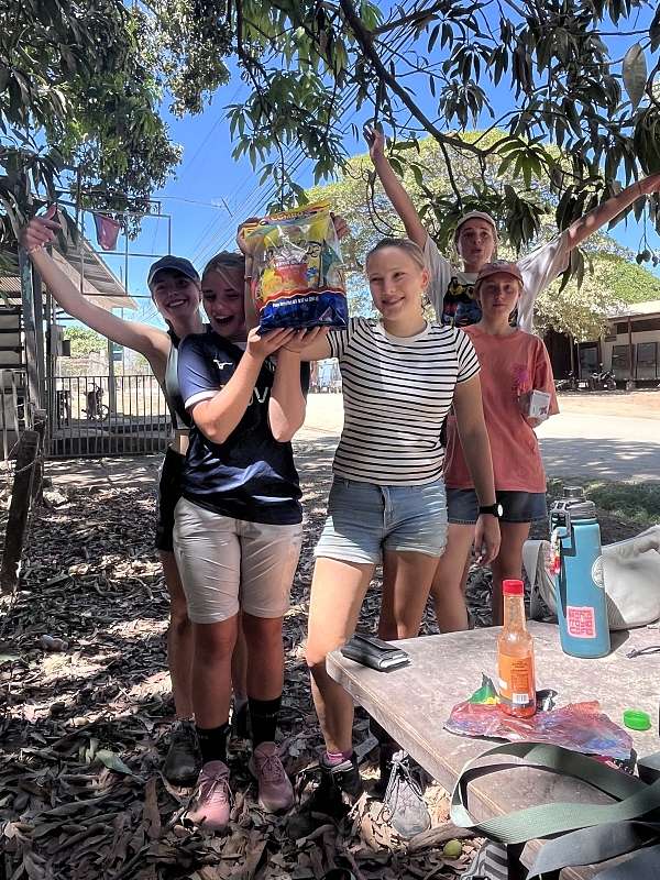 Snacken und Spiele bei der Pulperia