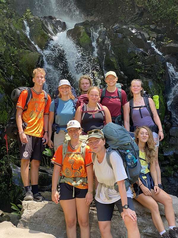 Unsere Gruppe vor einem Wasserfall