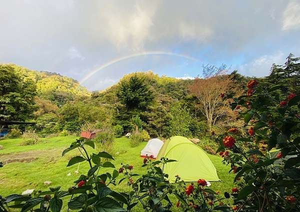 Regenbogen über dem Campingplatz