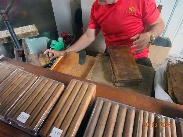 Rundmesser und Holzpresse am Zigarrenrollplatz © Lilly F.