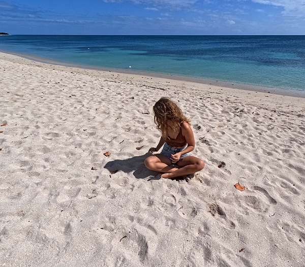 Letitia sucht Muscheln am Strand