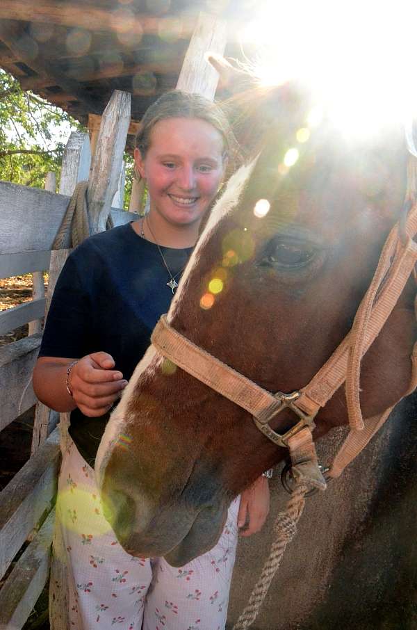 Hannah, übergücklich mit Pferd