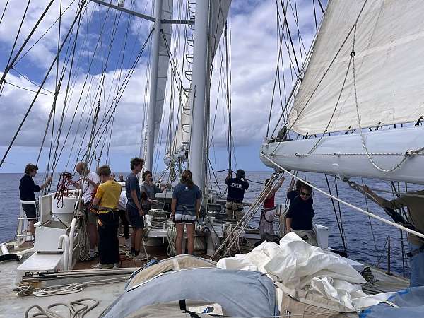Segelmanöver am Mainmast