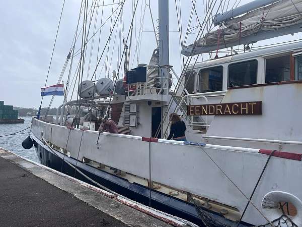 Lena und Hannah beim Putzen