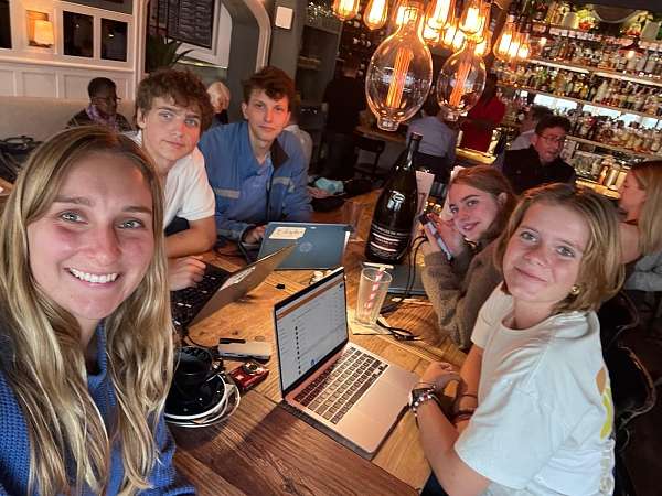 Das neue Blogteam macht es sich nett im Cafe © Becci