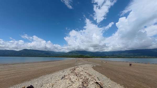 Ole sonnt sich oberkörperfrei