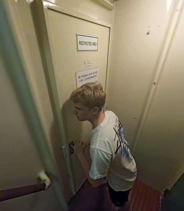 Verzweifelter Vogi versucht in den Drystore Foodstore einzubrechen 