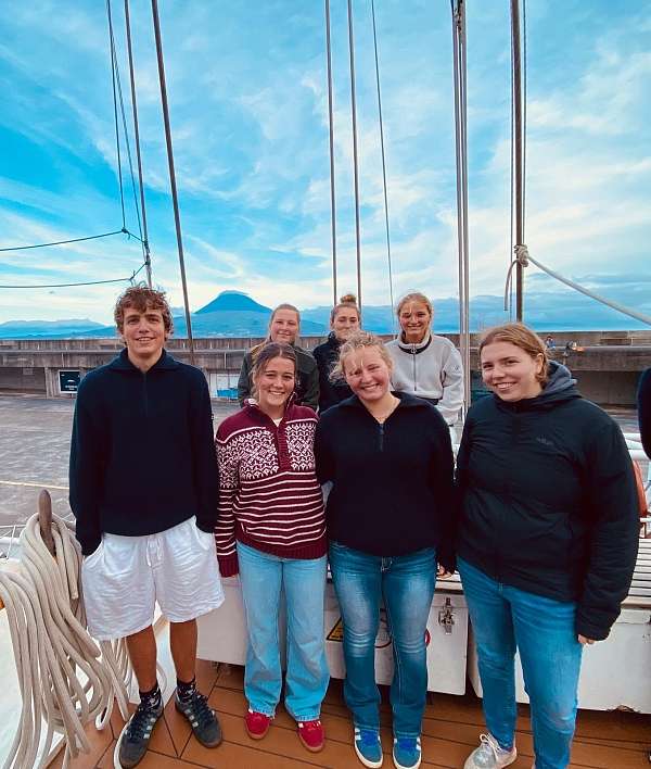 Vorn die berühmte Pier von Horta und hinten der »Ponta do Pico« - der höchste Berg Portugals auf der Nachbarinsel.