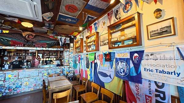 Inside Peter Café Sport