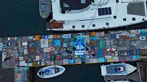 1.5.2026: Wir pinseln unser Logo auf die Pier in Horta