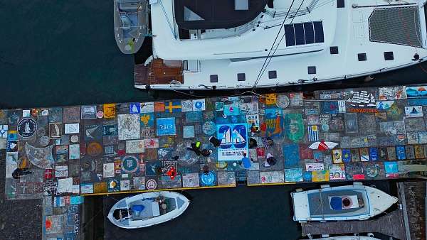 Wir pinseln unser Logo auf die Pier in Horta