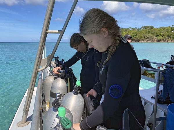 Lenja und Luna bei der Vorbereitung der Tauchflasche
