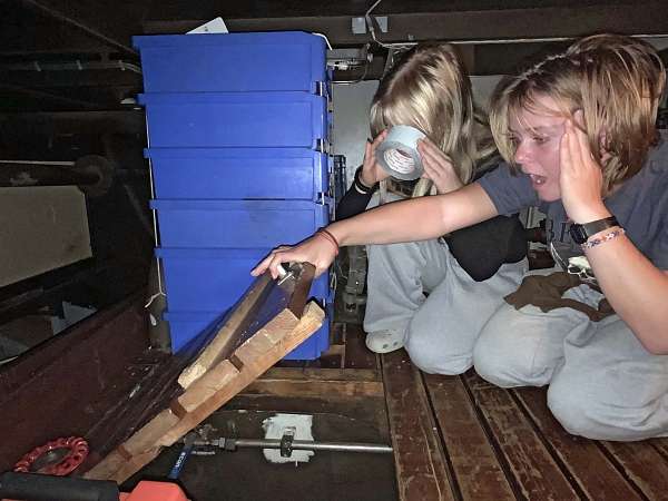 Lisbeth und Lenya finden den Tunnel in Cabin 32