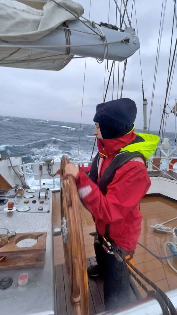 Letitia bei schwerer See am Helm
