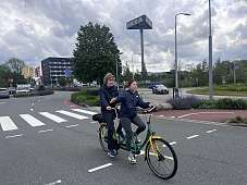 16.5.2026: Leander und Liv auf dem Tandem auf dem Weg zu Ikea