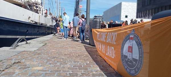 An der Pier wurde die Eendracht mit Bannern und einem Meer aus bunten Fahnen begrüßt