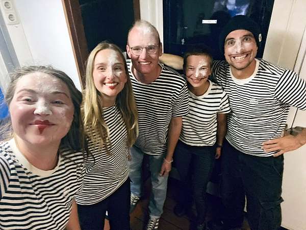 Die Pädis der 33. Reise als Pantomimen bei der High Seas Got Talent Show