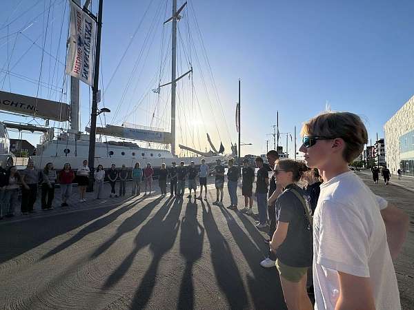 Kennenlernrunde an der Pier vorm Schiff © Vici