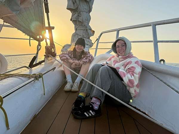 Lotta und Paula beim Sonnenuntergang