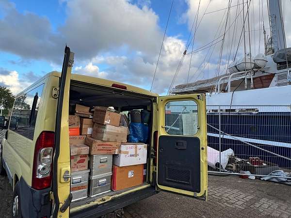Der HSHS-Van mit dem vielen Material vor der Eendracht