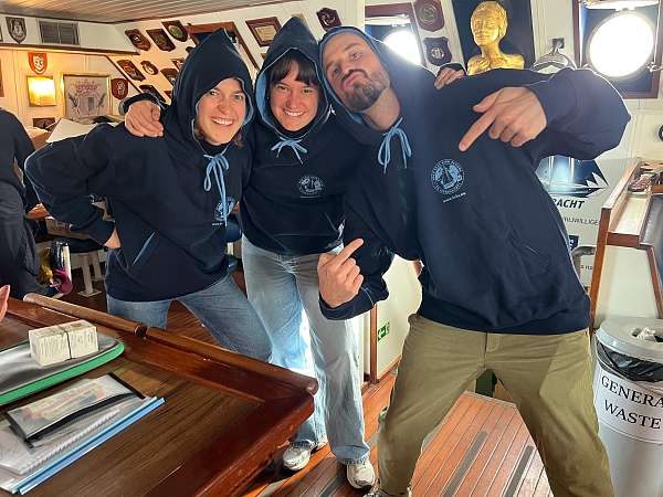 Die HSHS-Hoodies kommen bei Lydia, Johanna und Johnny gut an