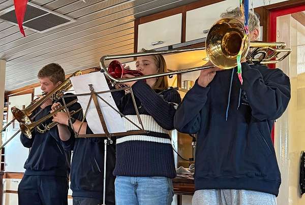 Die Eendracht Student Band spielt ein Ständchen in der Messe 