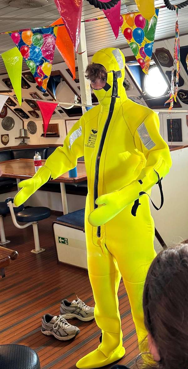 Versuchskaninchen Lasse im Immersionsanzug