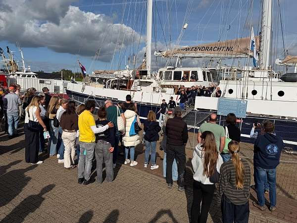 die Jugendlichen verlassen ihr Schiff
