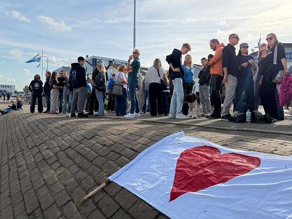 Abschied auf der Pier im Binnenhafenvon Stellendam