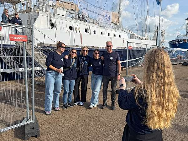 Vici fotografiert zum Abschied das Gogis-Team