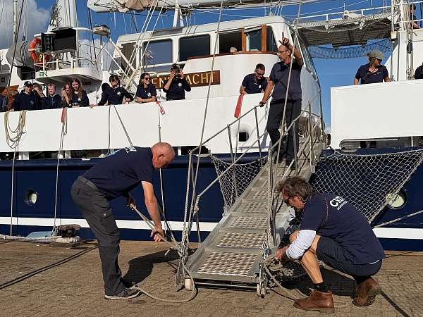 die Gangway wird eingeholt 