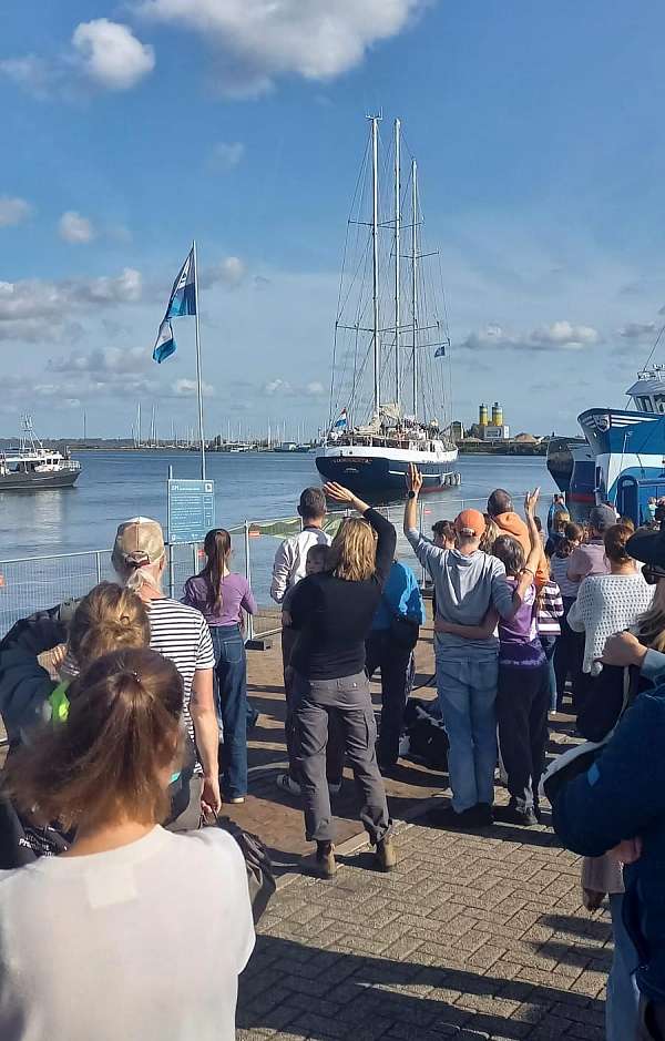 Die Angehörigen winken noch lange der Eendracht hinterher