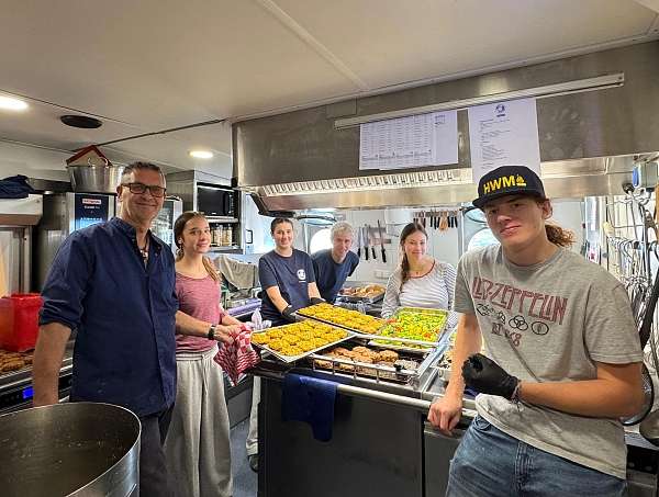 Die orange Watch kocht Burger Pommes und Gemüse für uns