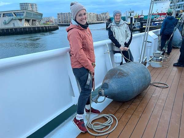 Bordärztin bei HSHS zu sein (hier Miriam und Lena während der 33. HSHSH auf der Eendracht), bedeutet, nicht nur beim Gesundheitlichen mitanzupacken © Victoria