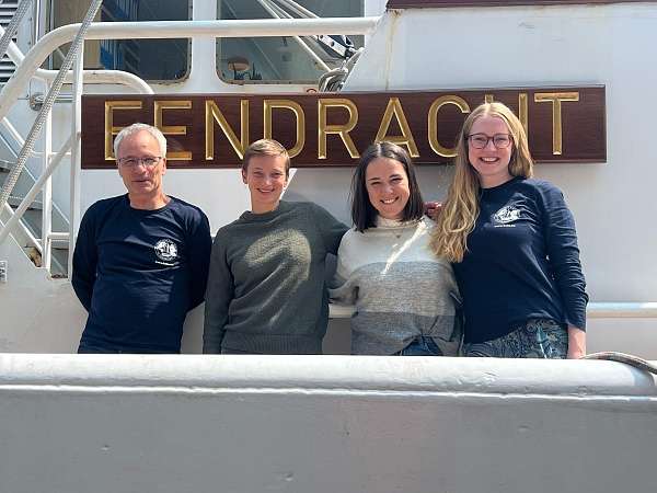 HSHS-Geschäftsführer Christoph, die Ärztinnen der 33. Reise Lena und Miriam und pädagogische Leiterin Victoria im Juni 2025 an Bord der Eendracht