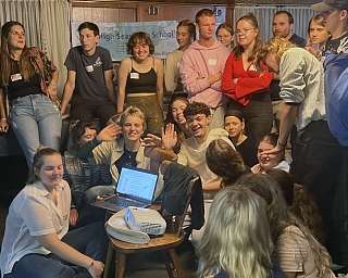 Mit dem dicht umlagerten Beamer wurden am Reunion-Abend Fotos und Videos der vergangenen Reisen gezeigt © Vici Mit dem dicht umlagerten Beamer wurden am Reunion-Abend Fotos und Videos der vergangenen Reisen gezeigt