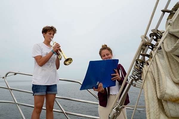 Leni spiel Trompete an Deck, Juli hält die Noten 