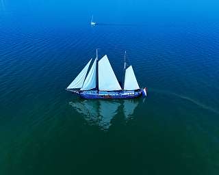 Die Poolster unter Segeln