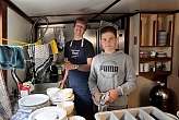240714 Philipp und Matthias machen den Abwasch nach unserem ersten Fruehstueck Philipp ist vorbereitet und hat eine Schuerze dabei Vici