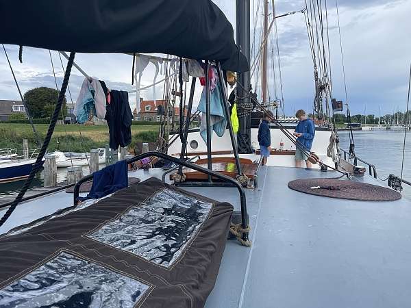Bunte, nasse Wäsche an Deck