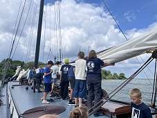 250722 gemeinsamesSegelpackenvorderSchleusebeiEnkhuizen Marie