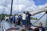 250722 gemeinsamesSegelpackenvorderSchleusebeiEnkhuizen Marie