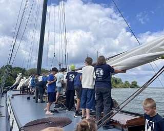 Gemeinsames Segelpacken vor der Schleuse bei Enkhuizen 